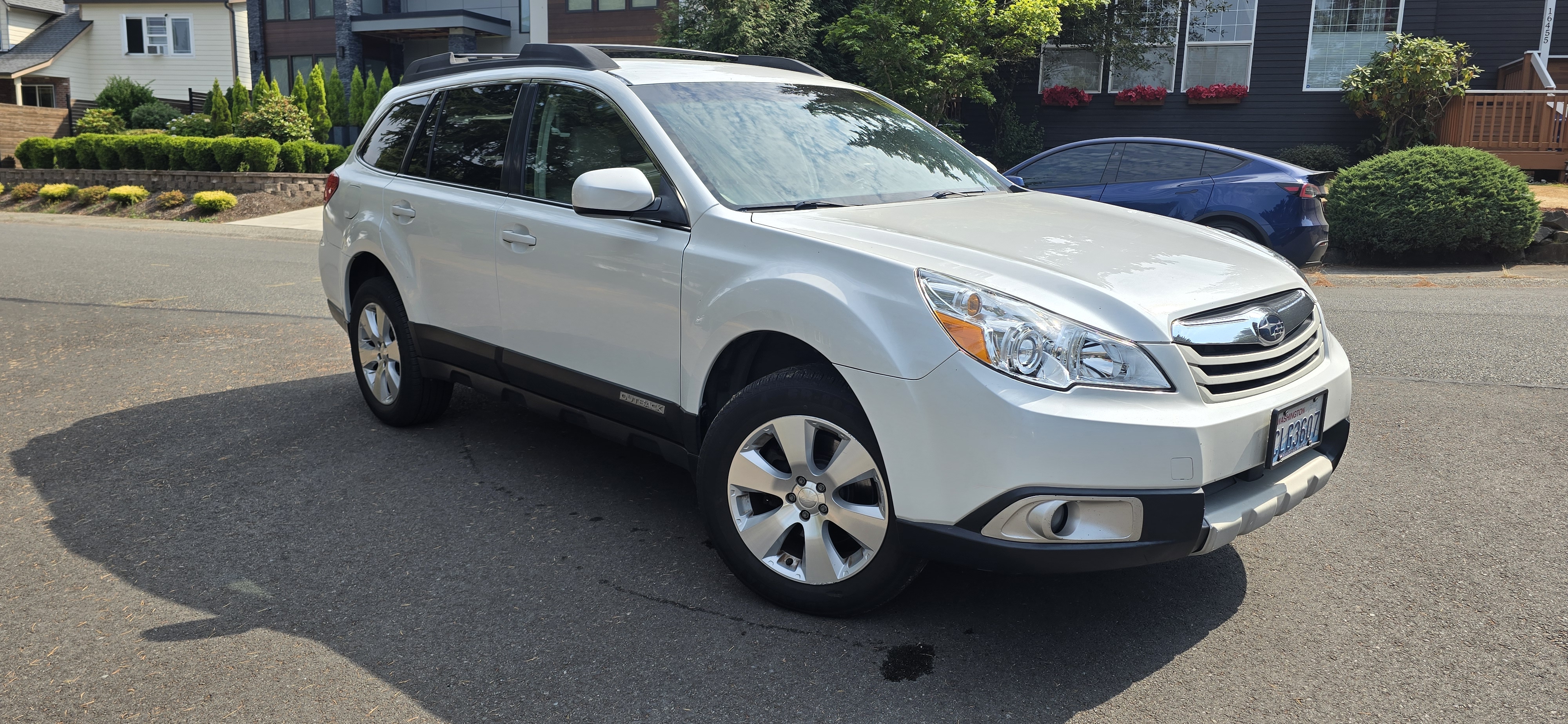 Used 2011 Subaru Outback 3.6R Limited AWD/4WD image 4