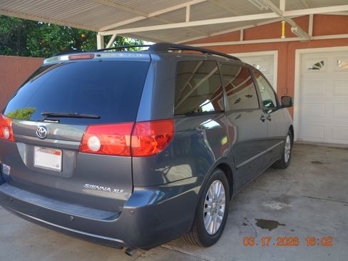 Used 2009 Toyota Sienna XLE Limited image 1