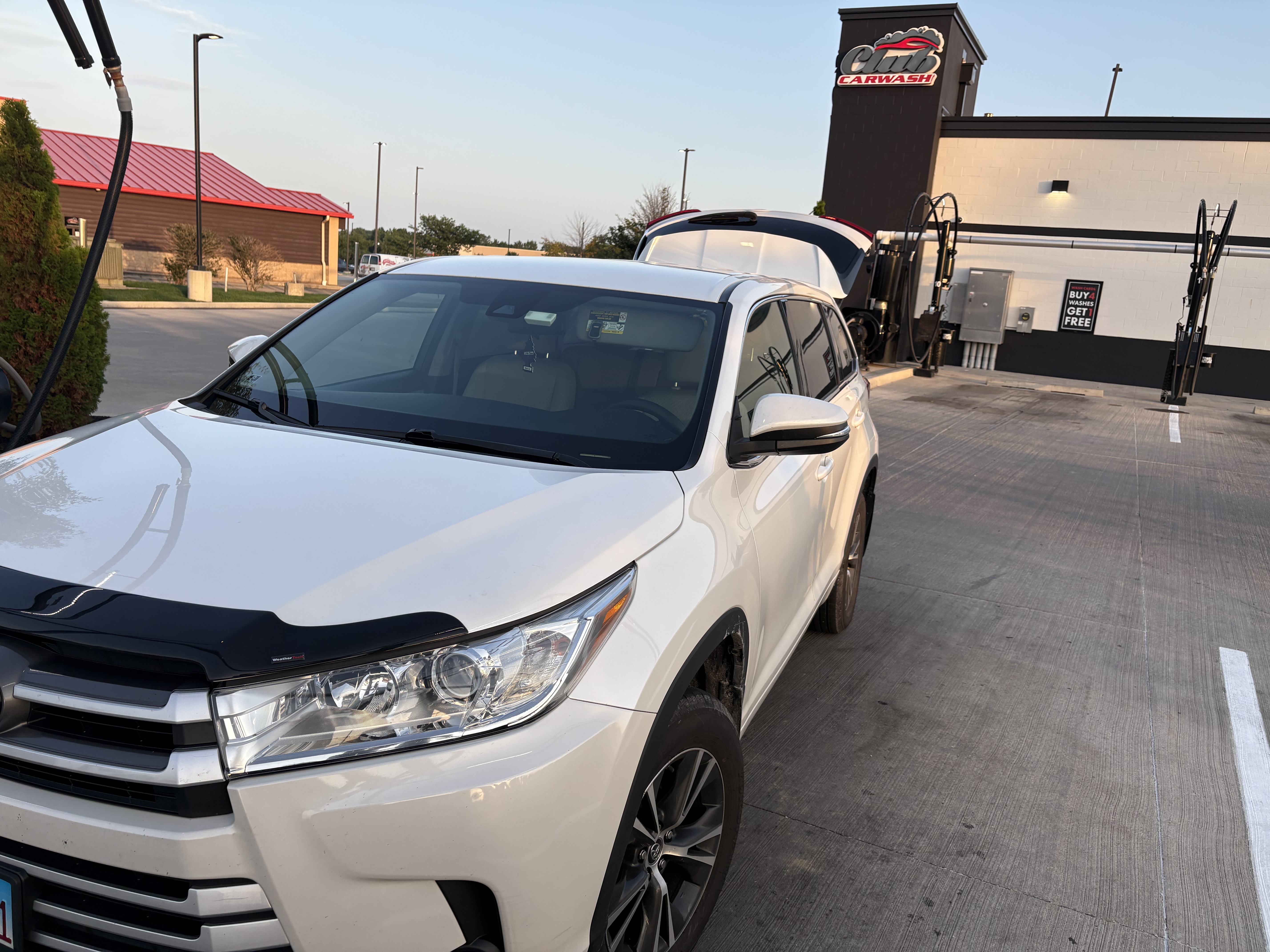 Used 2018 Toyota Highlander LE AWD/4WD image 6