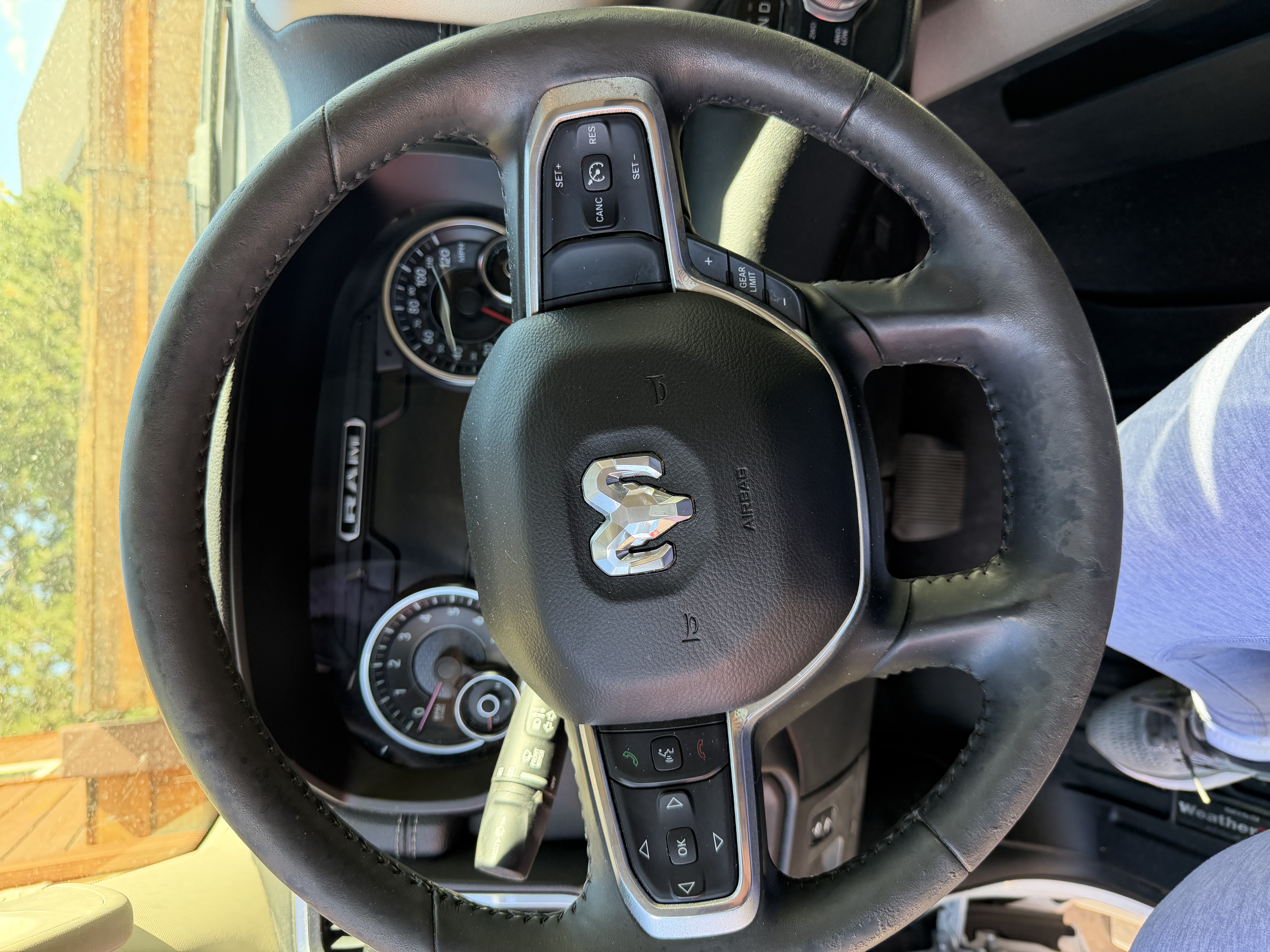 Used 2019 RAM 1500 Laramie AWD/4WD image 11