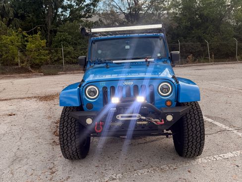 Used 2011 Jeep Wrangler Unlimited Sahara w/ Connectivity Group image 5