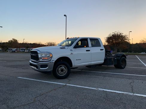 Used 2019 RAM 3500 Tradesman w/ Chrome Appearance Group image 2
