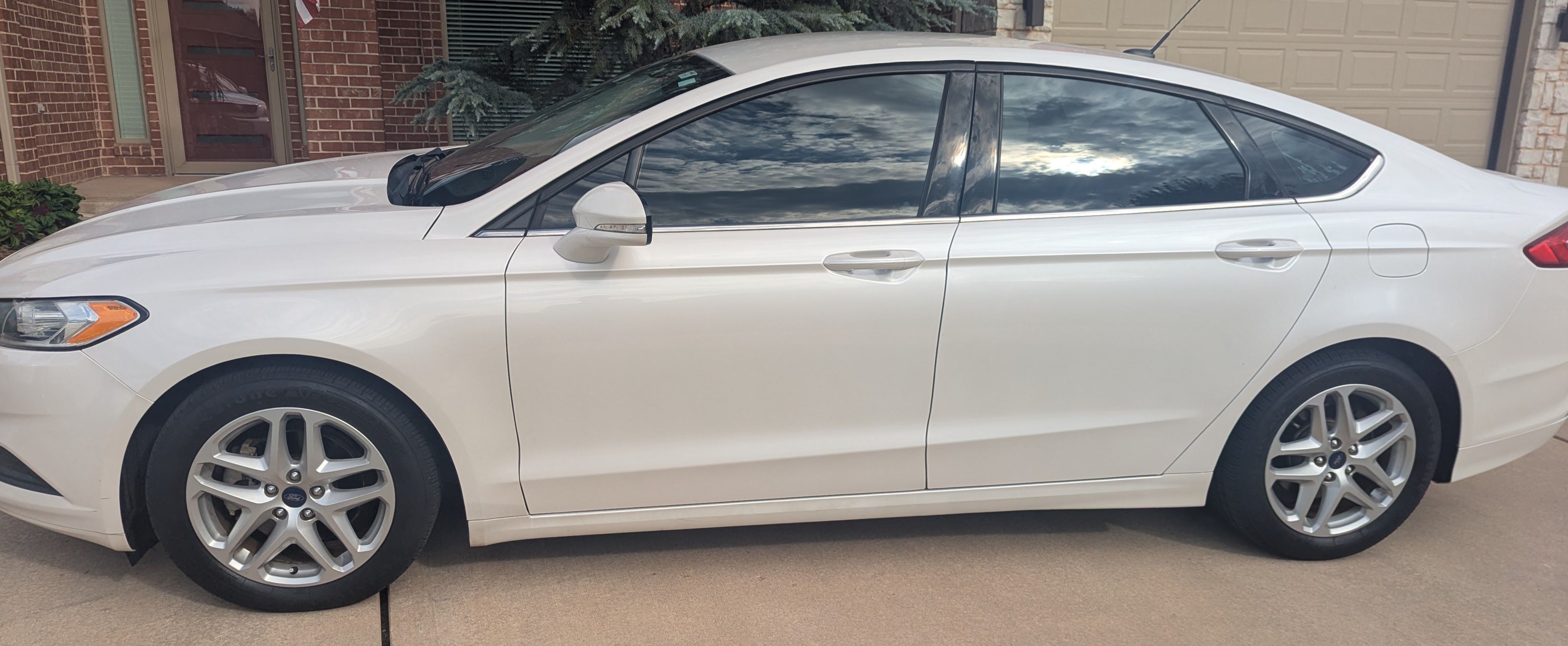 Used 2016 Ford Fusion SE FWD image 2
