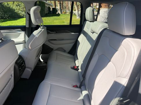 Used 2022 Jeep Grand Cherokee Overland w/ Luxury Tech Group IV image 12