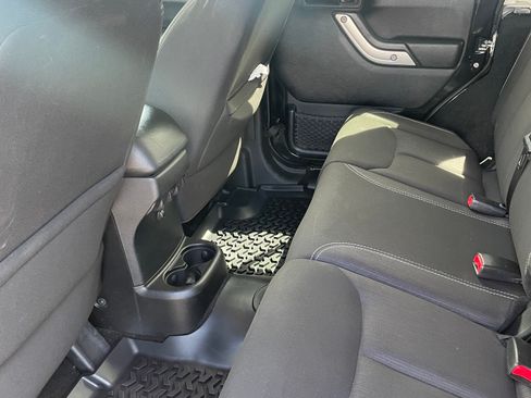 Used 2015 Jeep Wrangler Unlimited Sahara w/ Connectivity Group image 27