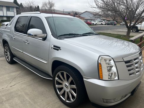 Used 2012 Cadillac Escalade EXT Luxury image 1