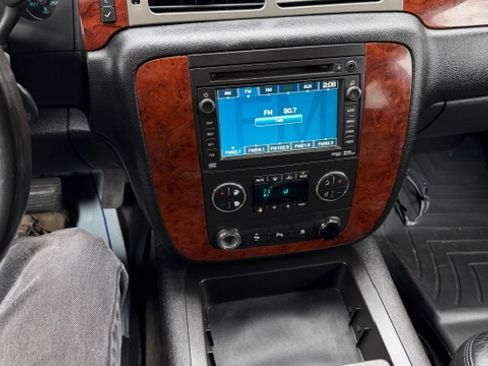 Used 2011 Chevrolet Suburban LT image 11