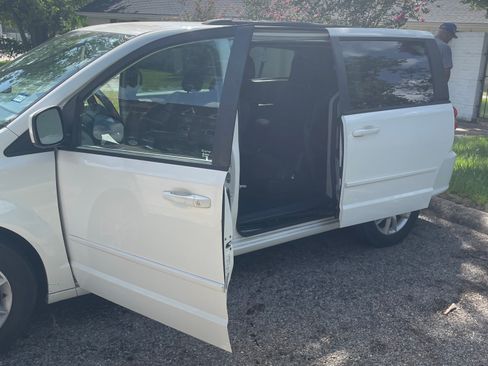 Used 2013 Dodge Grand Caravan SXT w/ Entertainment Group 1 FWD image 1