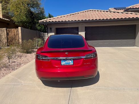 Used 2020 Tesla Model S Long Range Plus image 4