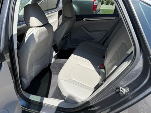 Used 2018 Volkswagen Passat 2.0T SE image 7