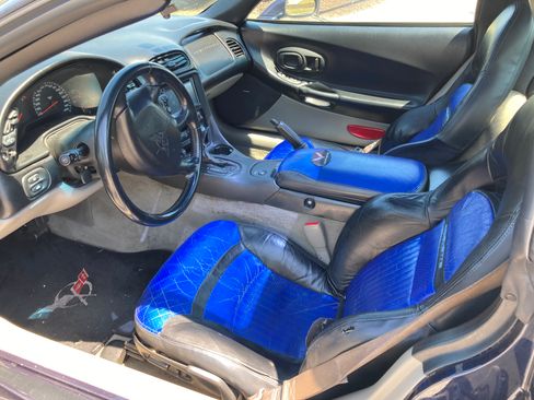 Used 2001 Chevrolet Corvette Coupe w/ Preferred Equipment Group2 image 9