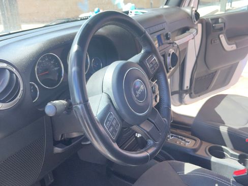 Used 2017 Jeep Wrangler Unlimited Sahara w/ Connectivity Group AWD/4WD image 15