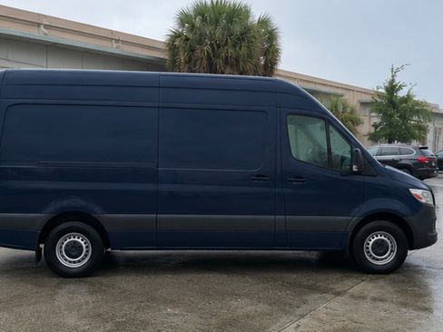 Used 2021 Mercedes-Benz Sprinter 2500 image 2