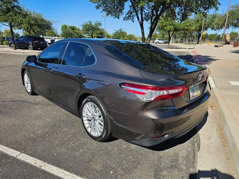 Used 2018 Toyota Camry XLE image 11
