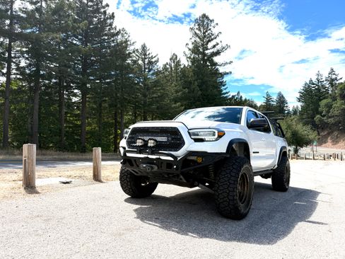 Used 2017 Toyota Tacoma TRD Off-Road AWD/4WD image 1