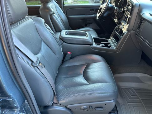 Used 2006 Chevrolet Silverado 2500 LT w/ Heavy-Duty Power Package image 14