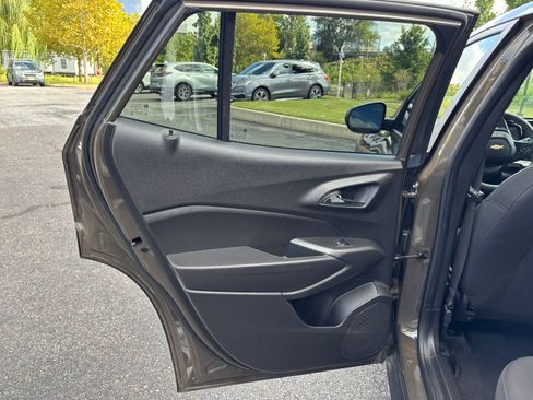 Used 2024 Chevrolet Trax LS w/ LS Convenience Package image 15