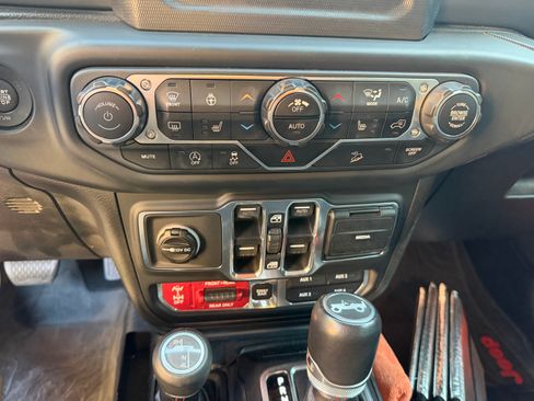 Used 2019 Jeep Wrangler Unlimited Rubicon w/ Cold Weather Group AWD/4WD image 12