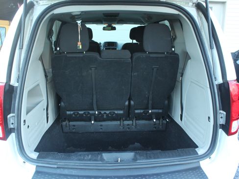 Used 2019 Dodge Grand Caravan SE w/ UConnect Hands-Free Group FWD image 13