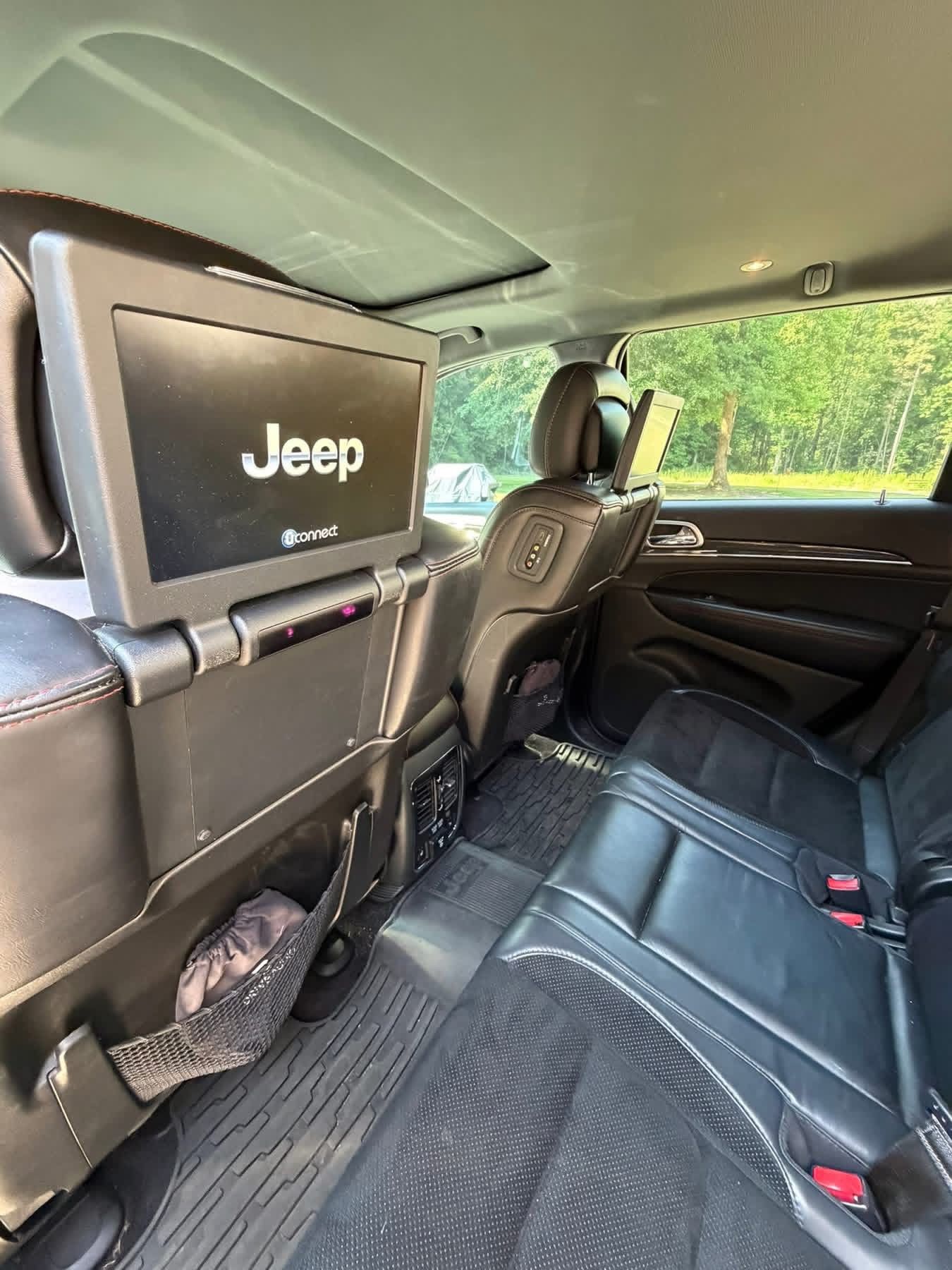 Used 2017 Jeep Grand Cherokee Trailhawk AWD/4WD image 11