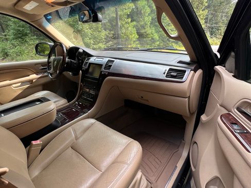 Used 2014 Cadillac Escalade Luxury image 10