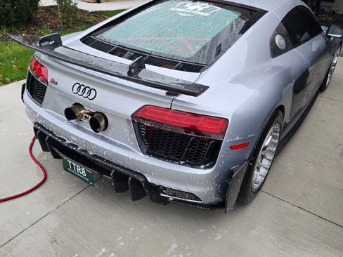 Used 2018 Audi R8 V10 w/ Premium Package image 1