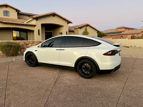 Used 2023 Tesla Model X image 2