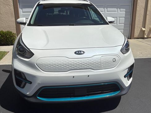 Used 2020 Kia Niro EX image 4