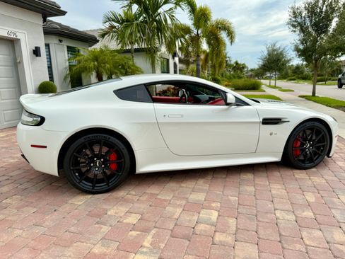 Used 2017 Aston Martin V12 Vantage S RWD image 2