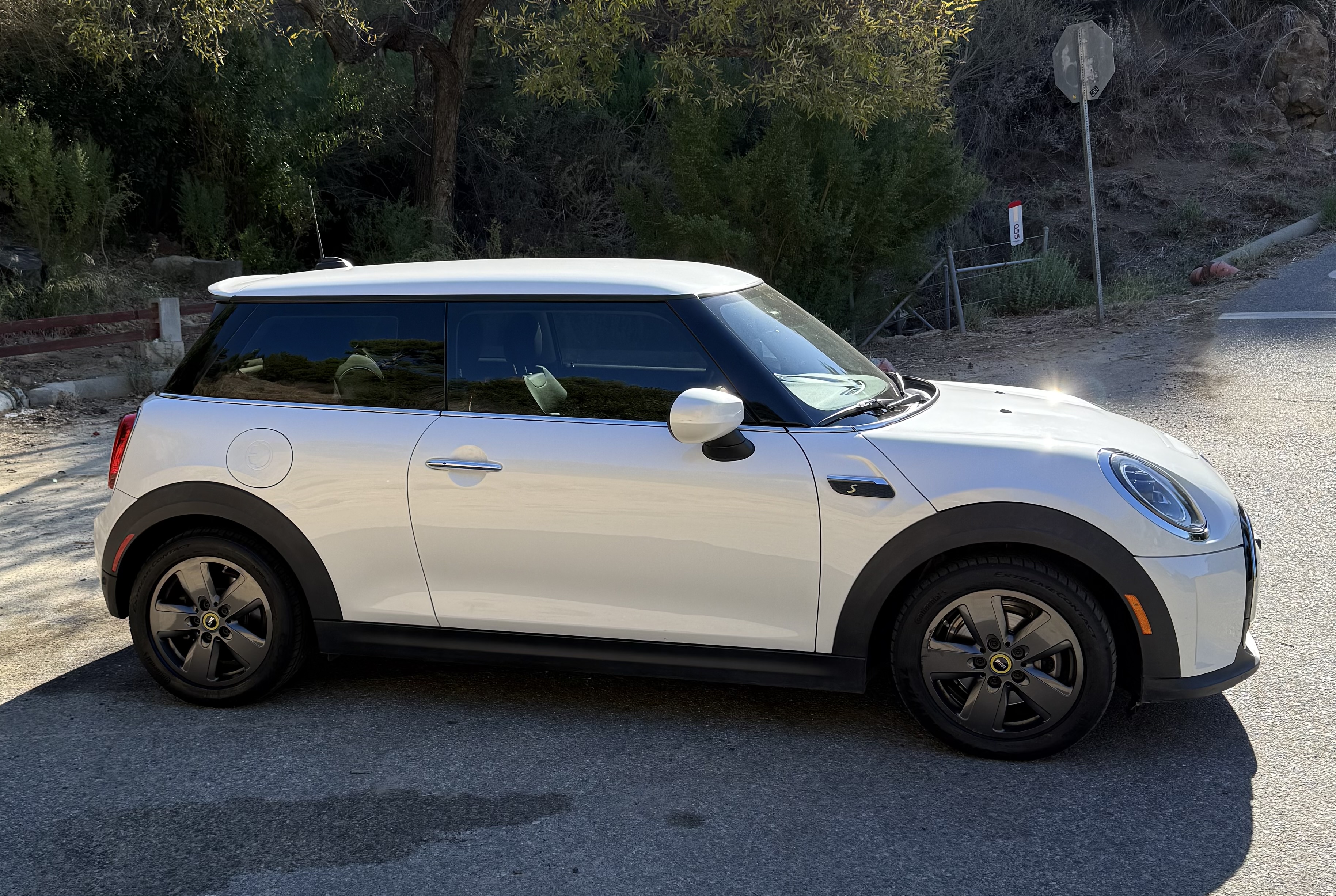 Used 2024 MINI Cooper SE FWD image 1