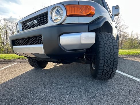 Used 2012 Toyota FJ Cruiser 4WD w/ Upgrade Pkg image 2