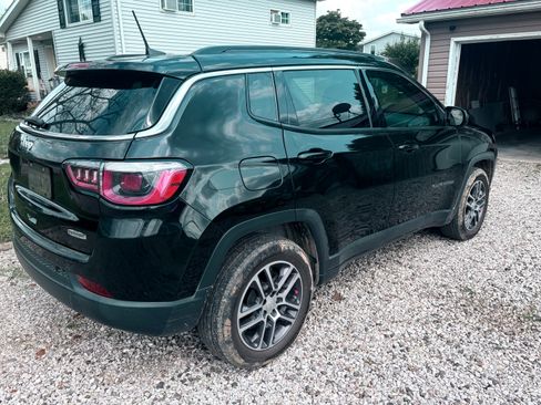 Used 2017 Jeep Compass Latitude w/ Popular Equipment Group AWD/4WD image 2
