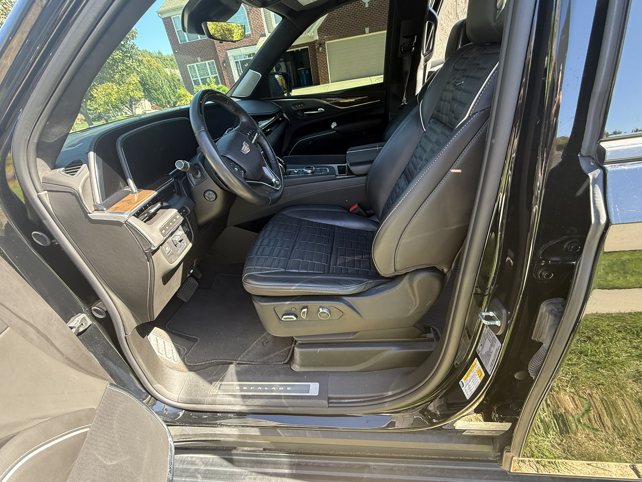 Used 2023 Cadillac Escalade Sport Platinum w/ LPO, ONYX Package AWD/4WD image 13