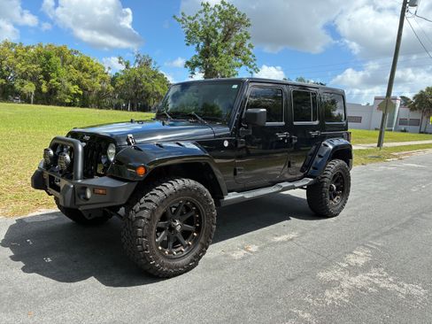 Used 2011 Jeep Wrangler Unlimited Sahara w/ Connectivity Group AWD/4WD image 2