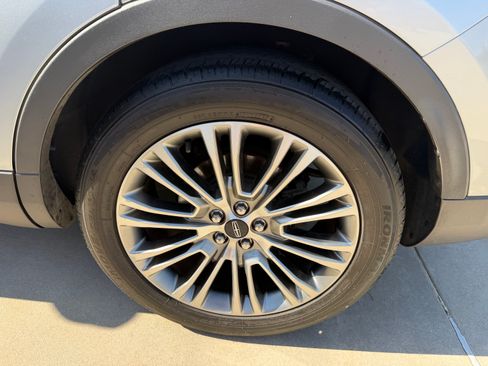 Used 2016 Lincoln MKX Reserve w/ Technology Package FWD image 18
