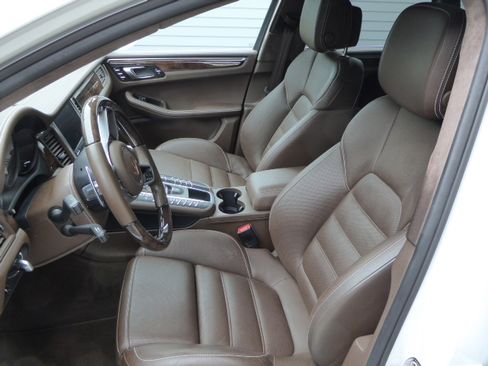 Used 2017 Porsche Macan Turbo image 16