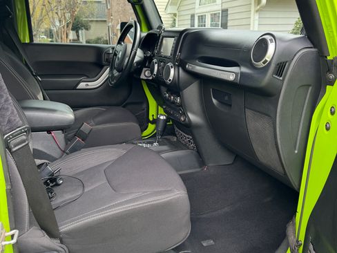 Used 2013 Jeep Wrangler Unlimited Rubicon w/ Connectivity Group AWD/4WD image 6