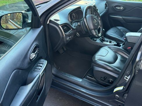 Used 2019 Jeep Cherokee Limited image 12