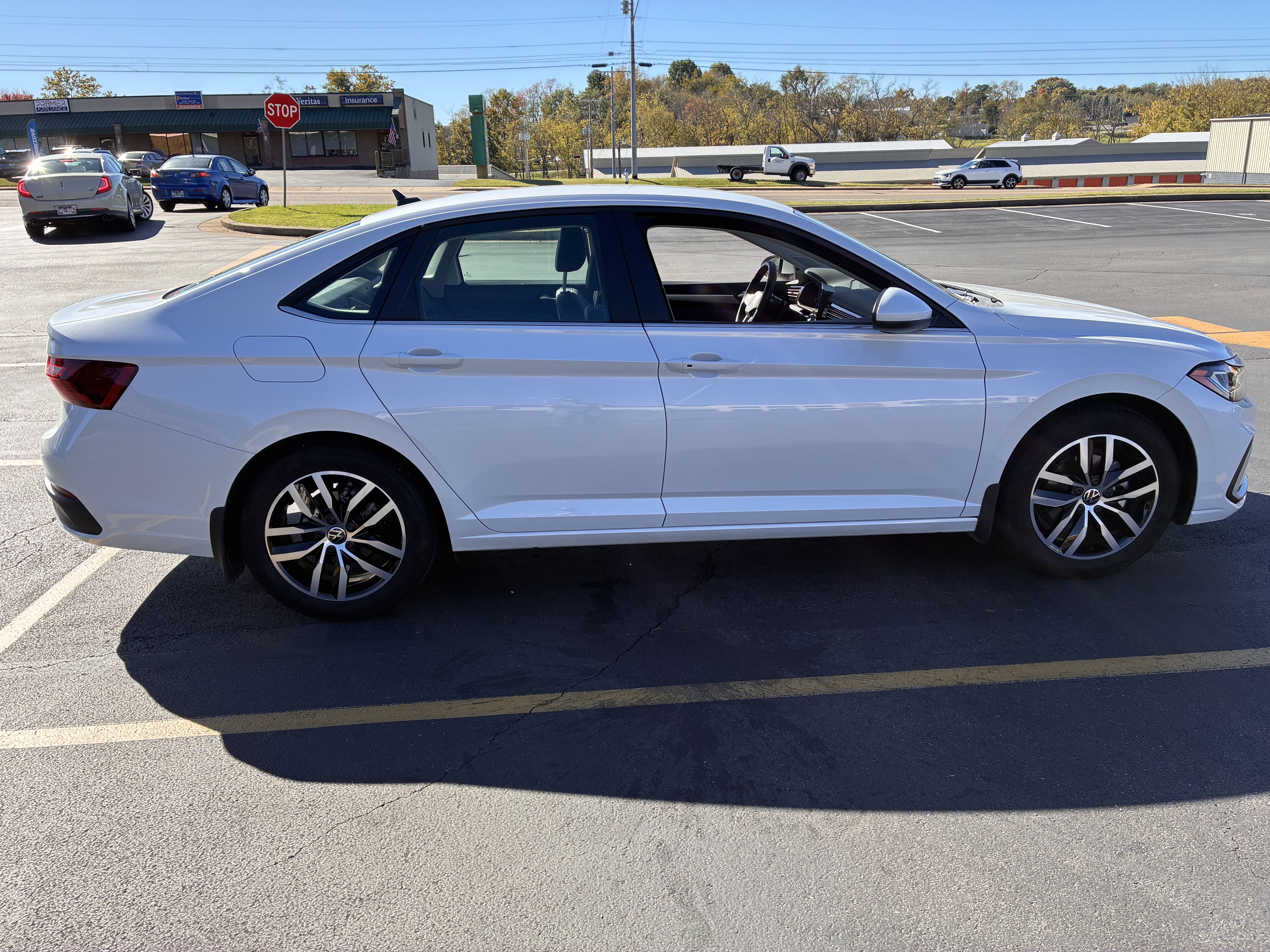 Used 2025 Volkswagen Jetta SE FWD image 26