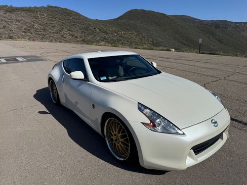 Used 2009 Nissan 370Z Touring RWD image 14