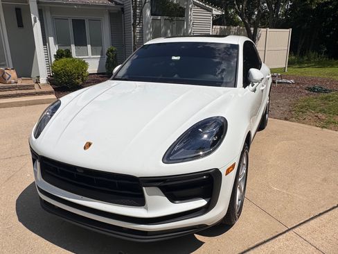 Used 2022 Porsche Macan AWD/4WD image 1