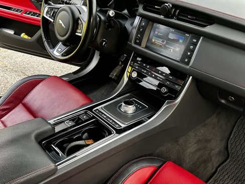 Used 2016 Jaguar XF R-Sport image 5