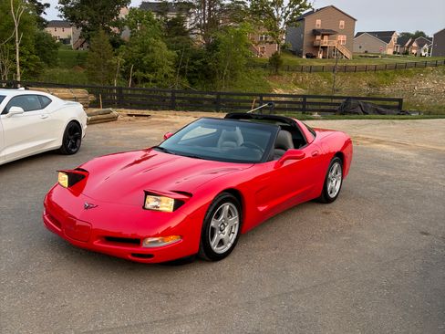 Used 1997 Chevrolet Corvette Coupe w/ Performance Handling Pkg image 10