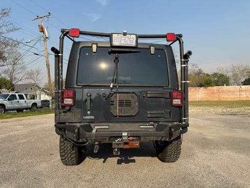 Used 2018 Jeep Wrangler Unlimited Rubicon image 2