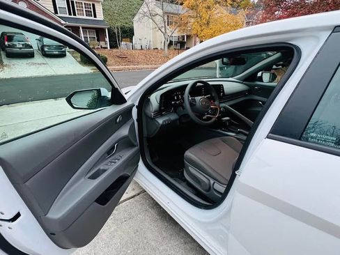 Used 2025 Hyundai Elantra SE image 11