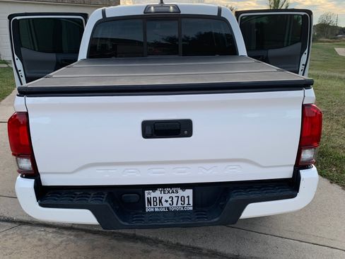 Used 2018 Toyota Tacoma SR image 6