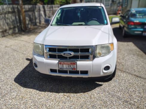 Used 2010 Ford Escape XLS AWD/4WD image 4