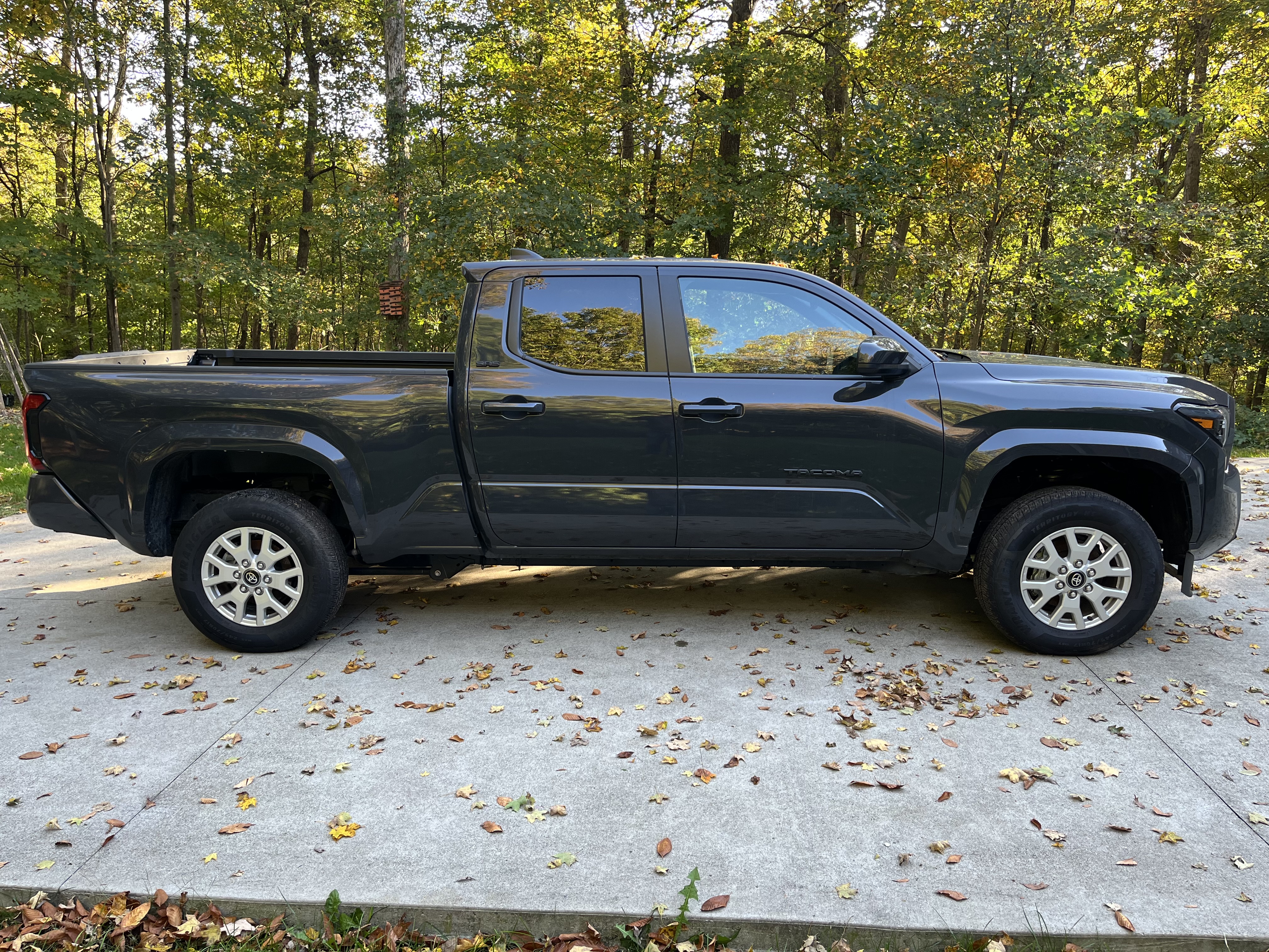 Used 2025 Toyota Tacoma SR5 AWD/4WD image 1