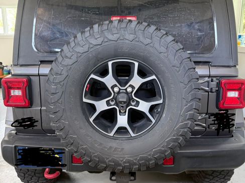 Used 2018 Jeep Wrangler Unlimited Rubicon w/ Dual Top Group AWD/4WD image 9