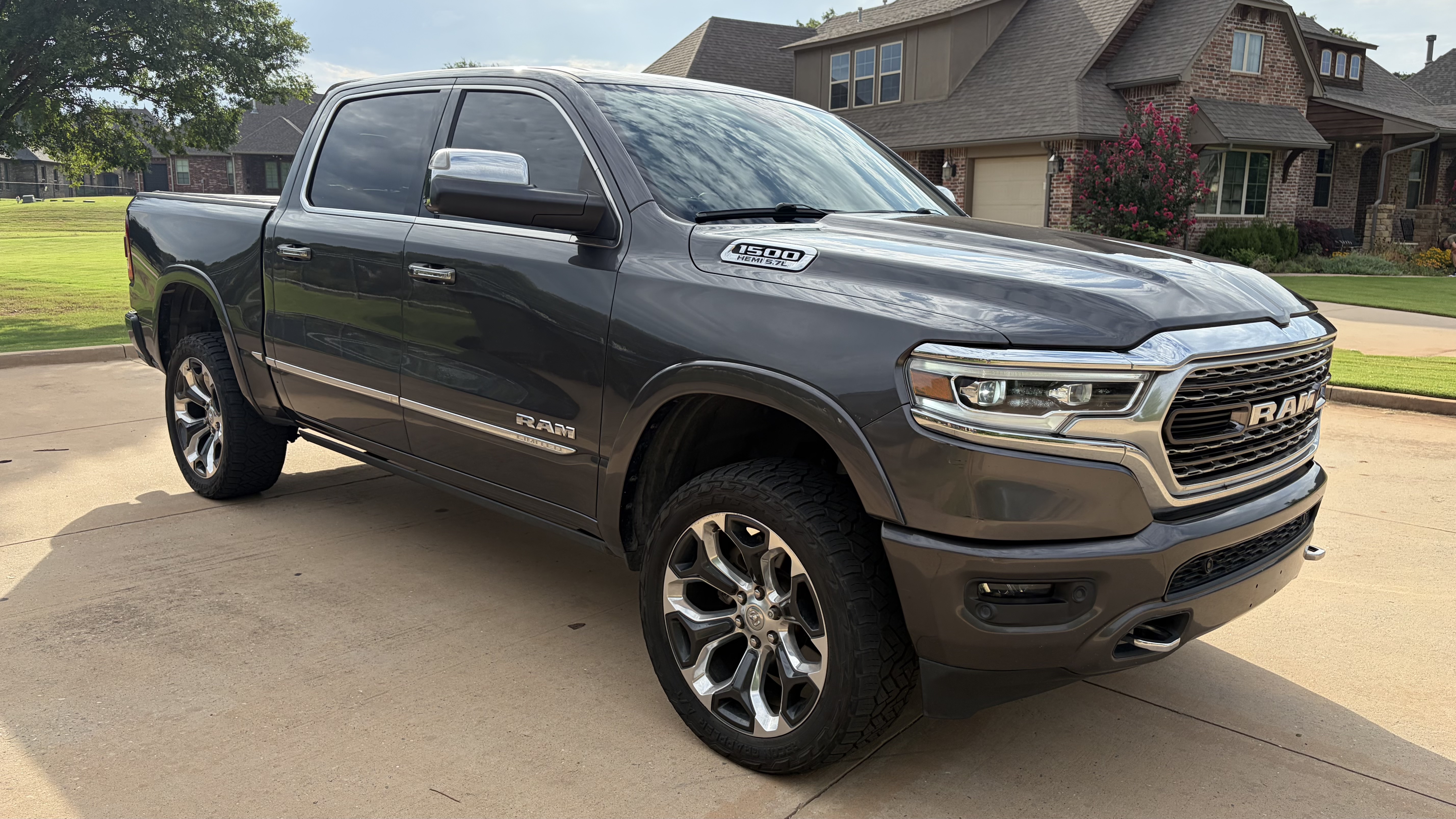 Used 2019 RAM 1500 Limited AWD/4WD image 2